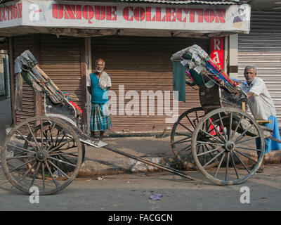 In rickshaw driver sul piede in Kolkata, India Foto Stock