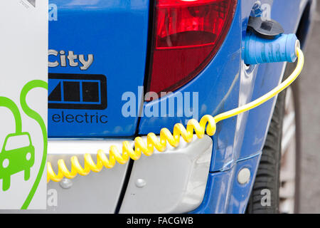 Un veicolo elettrico in corrispondenza di una stazione di ricarica su strada in Berkeley Square, Londra, Regno Unito. Foto Stock