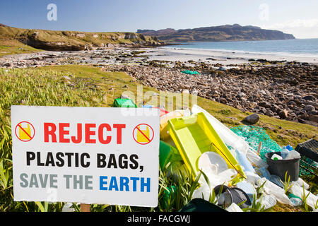 Rifiuti plastici lavato fino al canto di sabbia sulla costa occidentale dell'isola di Eigg, Scotland, Regno Unito. Foto Stock