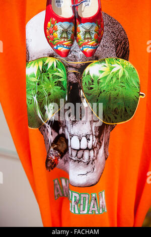 Una Cannabis T shirt in un negozio nel quartiere a luci rosse di Amsterdam, Paesi Bassi. Foto Stock