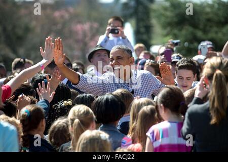 Il Presidente degli Stati Uniti Barack Obama alta cinque bambini riuniti per l annuale Easter Egg Roll sul prato Sud della Casa Bianca il 6 aprile, 2015 a Washington, DC. Foto Stock