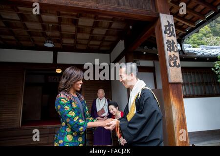 Stati Uniti La First Lady Michelle Obama grazie senior monaco Onishi Eigen per il suo tour del Kiyomizu-dera tempio Buddista Marzo 20, 2015 a Kyoto, in Giappone. Foto Stock