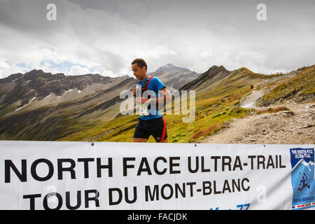 Mountain racers impresa Ultra tour du Mont Blanc una maratona di montagna con una distanza di 166 km, con una elevazione totale g Foto Stock