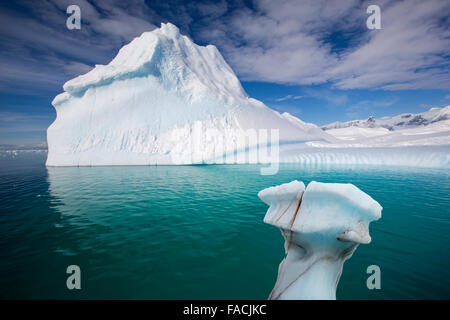 Un iceberg in stretto di Gerlache separando la Palmer Arcipelago dall'Antartico peninsulare off Anvers Island. Il Antarti Foto Stock