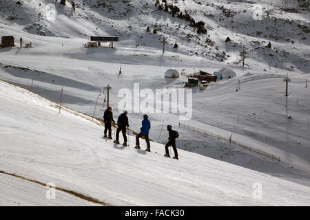 Quattro gli sciatori in nero cerca su piste da sci, Andorra Foto Stock