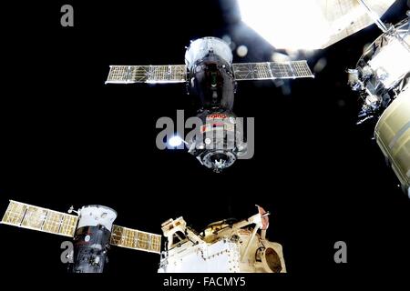 Il russo Soyuz TMA-17M veicolo spaziale disaccoppia dal dock presso la Stazione Spaziale Internazionale di tornare sulla Terra Dicembre 11, 2015 in orbita intorno alla terra. Il Soyuz sta portando a casa Expedition 45 membri di equipaggio Kjell Lindgren, Oleg Kononenko e Kimiya Yui dopo la loro 141-giorno missione il laboratorio orbitale. Foto Stock