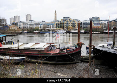 Houseboats seduta sul fango banche del fiume Tamigi a Kew nel West London REGNO UNITO Foto Stock