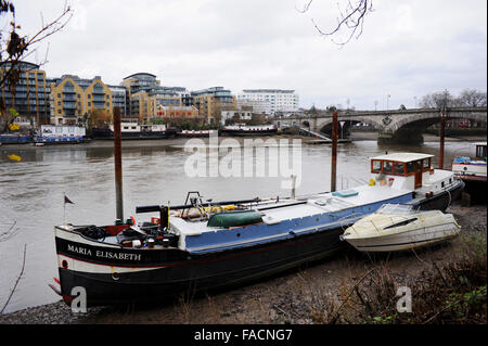 Houseboats seduta sul fango banche del fiume Tamigi a Kew nel West London REGNO UNITO Foto Stock