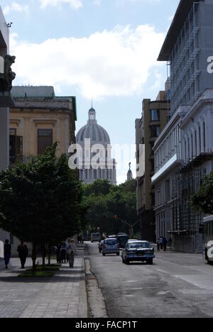 Scena di strada e il Capitolio Building, Central Havana, Cuba Foto Stock