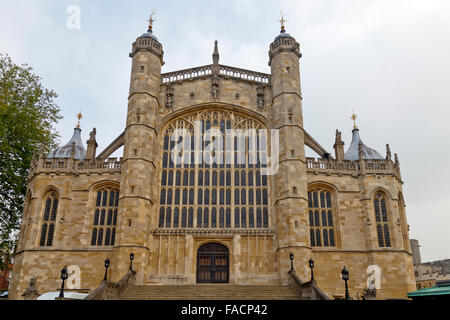 La porta occidentale della Cappella di St George al Castello di Windsor, Berkshire, Inghilterra, Regno Unito Foto Stock