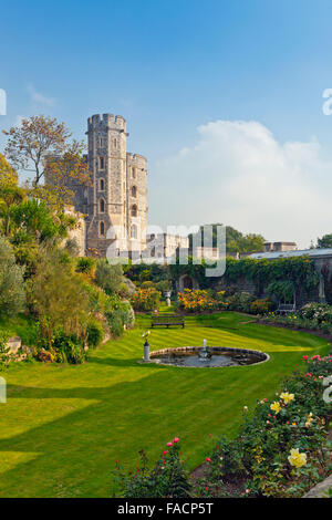 Il giardino sotto il re Edoardo III torri presso il Castello di Windsor, Berkshire, Inghilterra, Regno Unito Foto Stock