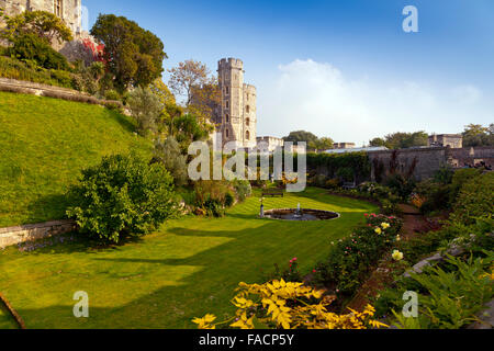 Il giardino al di sotto del tondo (sinistra) e King Edward III (a destra) torri presso il Castello di Windsor, Berkshire, Inghilterra, Regno Unito Foto Stock