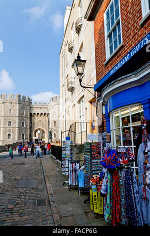 Un negozio di articoli da regalo in area pedonale Church Street, Windsor, Berkshire, Inghilterra, Regno Unito Foto Stock