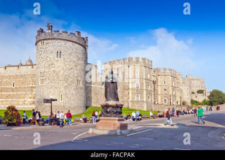 La regina Victoria statua che si trova nella parte anteriore del Castello di Windsor, Berkshire, Inghilterra, Regno Unito Foto Stock