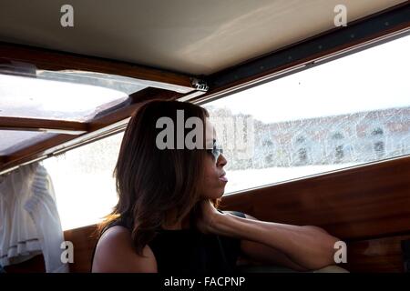 Noi la First Lady Michelle Obama guarda fuori dalla finestra come Lei viaggia in barca attraverso i canali 20 giugno 2015 a Venezia, Italia. Foto Stock