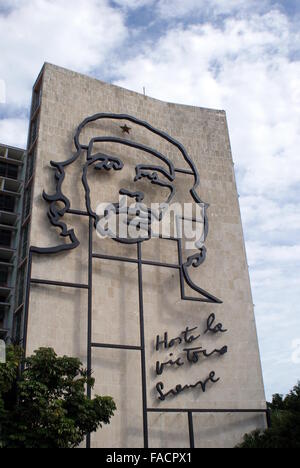 Ritratto di acciaio di Che Guevara al di fuori di un edificio governativo, Piazza della Rivoluzione, l'Avana, Cuba Foto Stock