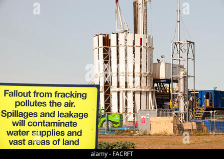 Test di un sito di perforazione per gas di scisto banche vicino alla periferia di Southport, Lancashire, Regno Unito. Il gas è contenuto all'interno di strati Foto Stock