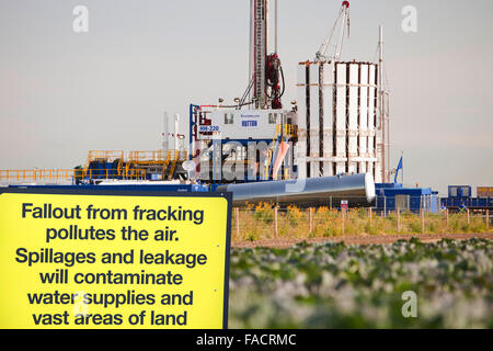 Test di un sito di perforazione per gas di scisto banche vicino alla periferia di Southport, Lancashire, Regno Unito. Il gas è contenuto all'interno di strati Foto Stock