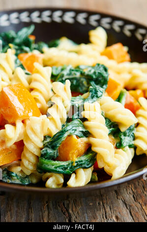 Ciotola di pasta con zucca e spinaci Foto Stock