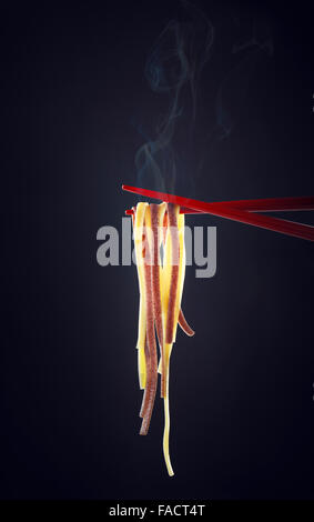 Steamy Noodles su bacchette Foto Stock