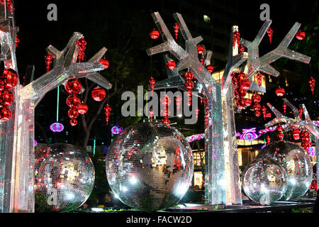 Il Natale e il Nuovo Anno decorazioni a Orchard Street in Singapore Foto Stock