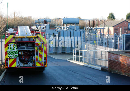 Malrosegate Power Station, York, Regno Unito. Il 27 dicembre, 2015. North Yorkshire Fire equipaggi sono stati chiamati con il volume elevato di apparecchiature di pompaggio per arrestare 50.000 case perdere vi potenza. La stazione di potenza alimenta 2/3 di York e la zona circostante. Un portavoce per la griglia del Nord ha detto che sono in lotta per salvare il potere di acqua è basta colpire gli ingressi delle apparecchiature di commutazione. Credito: uknip/Alamy Live News Foto Stock