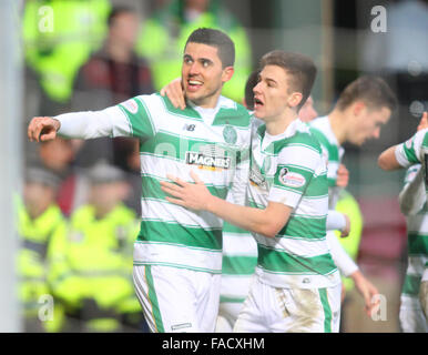 Tynecastle Stadium, Edimburgo, Scozia. 27 Dic, 2015. Premier League scozzese. Celtic contro il cuore di Midlothian. Tom Rogic celebra il suo obiettivo con Kieran Tierney © Azione Sport Plus/Alamy Live News Foto Stock