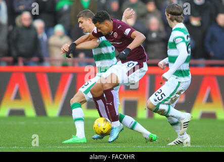 Tynecastle Stadium, Edimburgo, Scozia. 27 Dic, 2015. Premier League scozzese. Celtic contro il cuore di Midlothian. Jozo Simunovic affronta Osman seminare © Azione Sport Plus/Alamy Live News Foto Stock