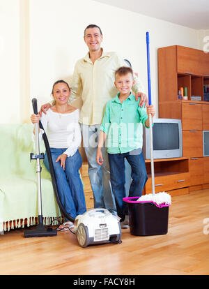 Ritratto di famiglia felice di tre finito di pulizia in casa Foto Stock