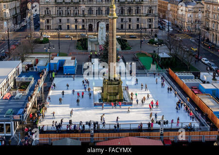 Glasgow, Regno Unito. 27 Dic, 2015. Il primo giorno di sole dopo Natale, alcuni dei cacciatori di affare presso il nuovo anno le vendite, prendetevi del tempo per godere di 'Glasgow su ghiaccio', un open air rink di George Square che sarà lì fino al nuovo anno. Credito: Findlay/Alamy Live News Foto Stock