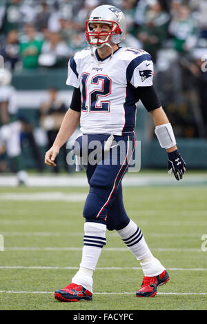 Dicembre 27, 2015, New England Patriots quarterback Tom Brady (12) si affaccia sulla prima del gioco di NFL tra New England Patriots e New York getti alla MetLife Stadium di East Rutherford, New Jersey. Christopher Szagola/CSM Foto Stock