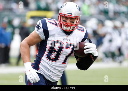 Dicembre 27, 2015, New England Patriots stretto fine Rob Gronkowski (87) in azione prima del gioco di NFL tra New England Patriots e New York getti alla MetLife Stadium di East Rutherford, New Jersey. Christopher Szagola/CSM Foto Stock