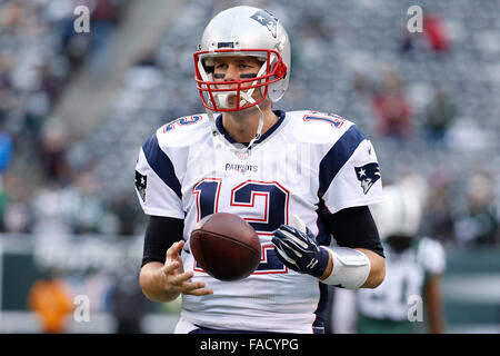 Dicembre 27, 2015, New England Patriots quarterback Tom Brady (12) si affaccia sulla prima del gioco di NFL tra New England Patriots e New York getti alla MetLife Stadium di East Rutherford, New Jersey. Christopher Szagola/CSM Foto Stock