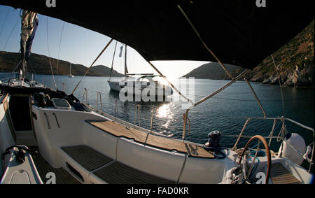 Yacht in piedi nel centro della baia di silenzio sul mare greco, Grecia Foto Stock