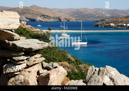 Yacht in piedi nel centro della baia di silenzio sul mare greco, Grecia Foto Stock