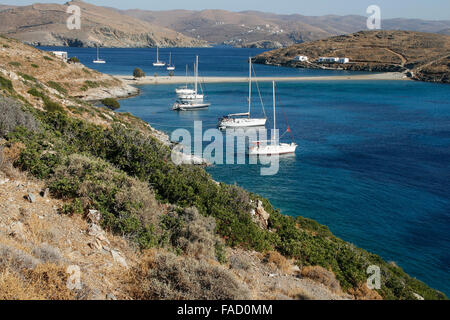 Yacht in piedi nel centro della baia di silenzio sul mare greco, Grecia Foto Stock