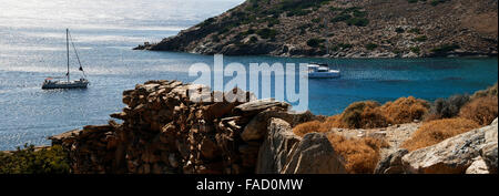 Yacht in piedi nel centro della baia di silenzio sul mare greco, Grecia panorama Foto Stock