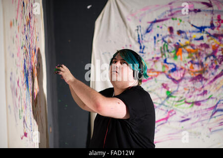 Gli alunni la pittura di un'arte lezione di classe in una scuola primaria,  Wales UK Foto stock - Alamy