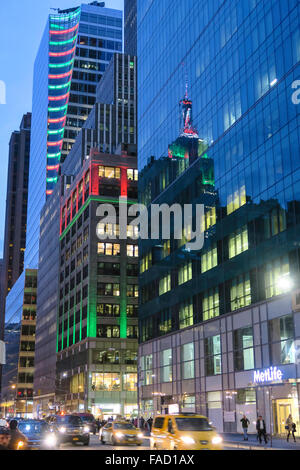 Luci e riflessioni che includono l'Empire State Building sulla 6th Avenue, New York Foto Stock