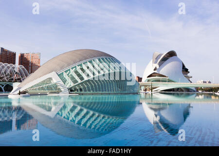 Valencia, Spagna. La Città delle Arti e delle Scienze. L'Hemisfèric. El Palau de les Arts Reina Sofia in background. Foto Stock