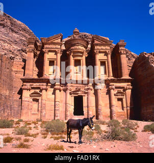 La tomba Ed-Deir in Petra.La vecchia città di Petra è un sito Patrimonio Mondiale dell'UNESCO Foto Stock