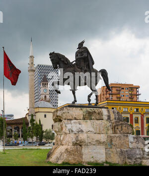 Tirana, Albania. Piazza Skanderbeg con monumento di Skanderbeg, nome reale George Castriot, 1405 - 1468. Albanese bandiera nazionale. Foto Stock