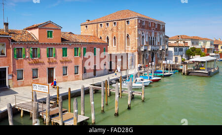 Canal sull isola di Murano, Venezia, Italia Foto Stock