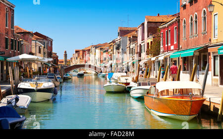 Canale delle Fondamenta Dei Vetrai con morred barche, Murano isola della laguna, Veneto, Venezia, UNESCO Foto Stock