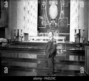 Architetto scozzese Sir Basil Spence nel recente completato Coventry Cathedral 23 maggio 1962. Foto Stock