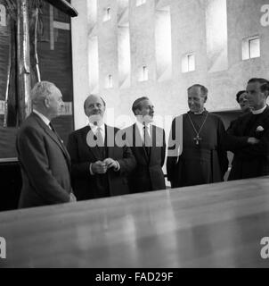 I membri del team responsabili per la nuova Cattedrale Coventry in piedi sotto la Croce di chiodi nel nuovo edificio completato, 23 maggio 1962. (Dalla seconda a sinistra) architetto scozzese Basil Spence, imprenditore edile Kirby Laing, Vescovo di Coventry Cuthbert Bardsley e il Rettore, il Molto Reverendo Harold Williams. Foto Stock