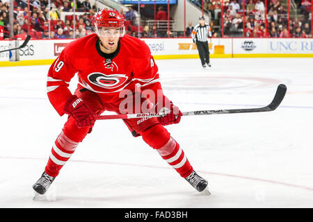 Dic. 26, 2015 - Carolina Hurricanes centro Victor Rask (49) durante il gioco NHL tra il New Jersey Devils e Carolina Hurricanes al PNC Arena. © Andy Martin Jr./ZUMA filo/Alamy Live News Foto Stock