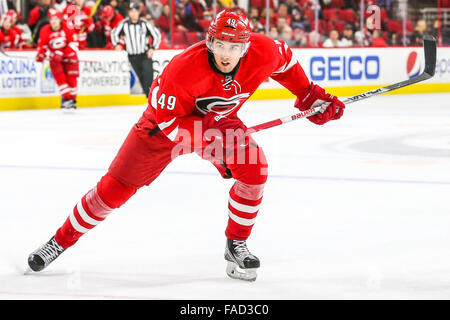 Dic. 26, 2015 - Carolina Hurricanes centro Victor Rask (49) durante il gioco NHL tra il New Jersey Devils e Carolina Hurricanes al PNC Arena. © Andy Martin Jr./ZUMA filo/Alamy Live News Foto Stock