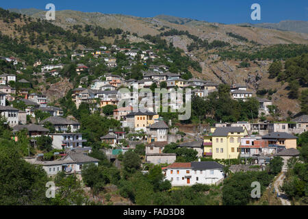 Argirocastro o Argirocastro, Albania. Tipico albergo tradizionale sul bordo della città vecchia. Foto Stock