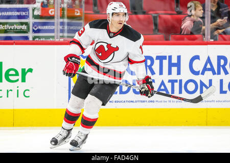 Dic. 26, 2015 - New Jersey Devils ala sinistra Mike Cammalleri (13) durante il gioco NHL tra il New Jersey Devils e Carolina Hurricanes al PNC Arena. © Andy Martin Jr./ZUMA filo/Alamy Live News Foto Stock